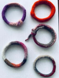 Armbandjes vilten @ NME-Centrum InBredius