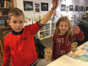 Dennenappels met vogelvoer @ NME-Centrum InBredius